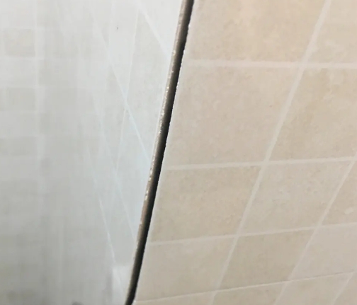 茄子河瓷砖空鼓维修公司分享阳台瓷砖脱落的修复过程可以分为以下几个步骤