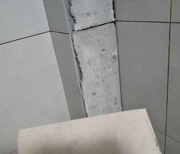 茄子河瓷砖空鼓维修公司分享下厨房瓷砖脱落的补救措施。